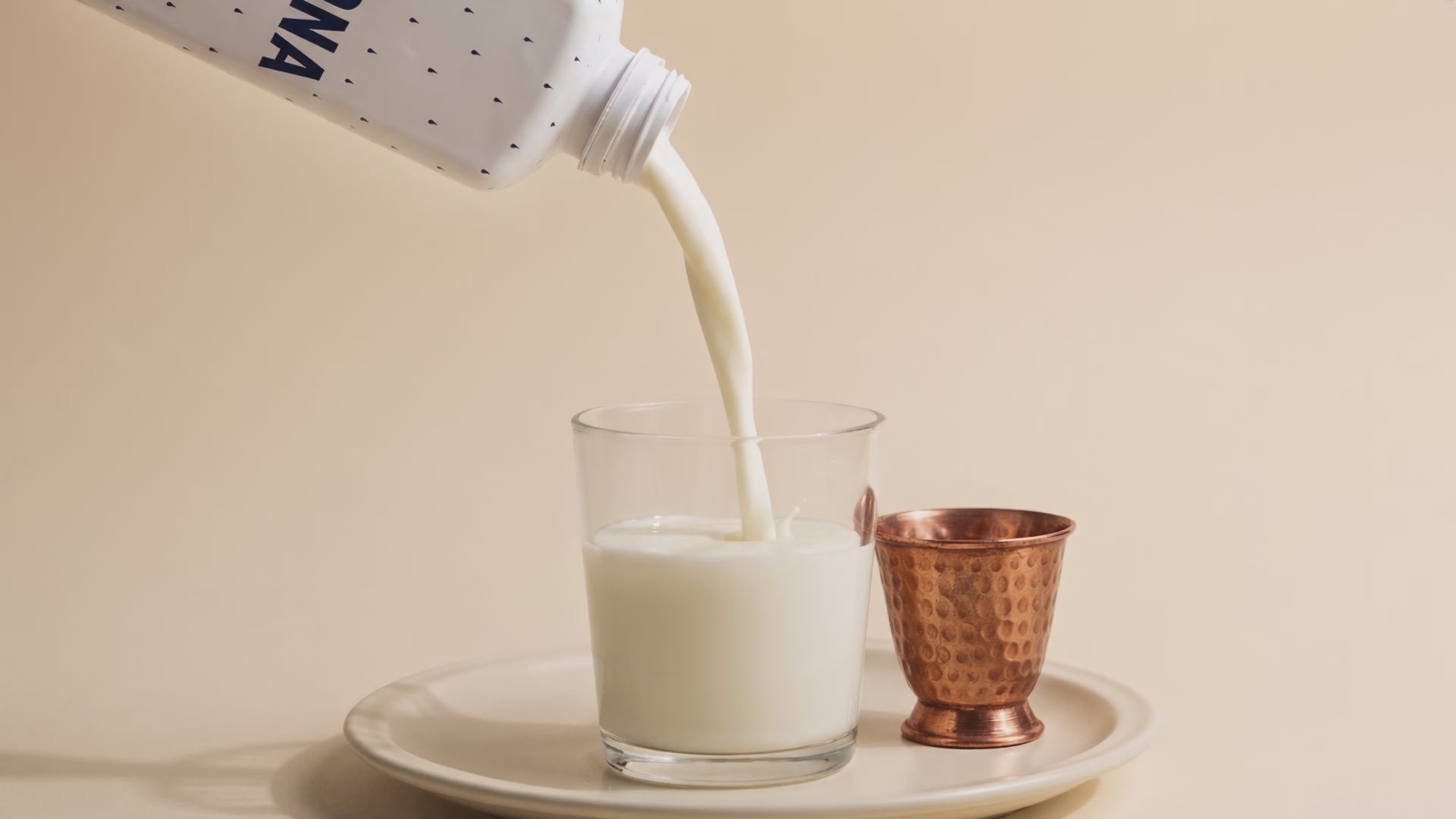 VJONA pour loop - bottle pouring into glass